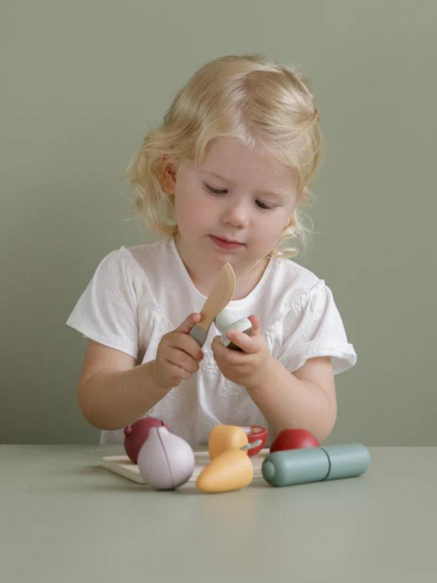 Little Dutch Cutting Vegetables